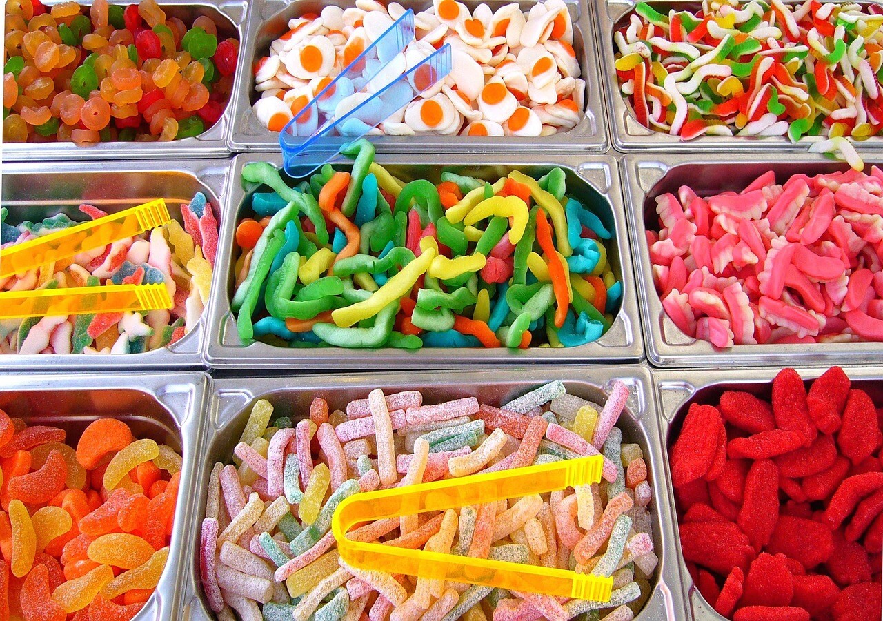Dickes Kind hängt am Zucker wie der Junkie an der Nadel