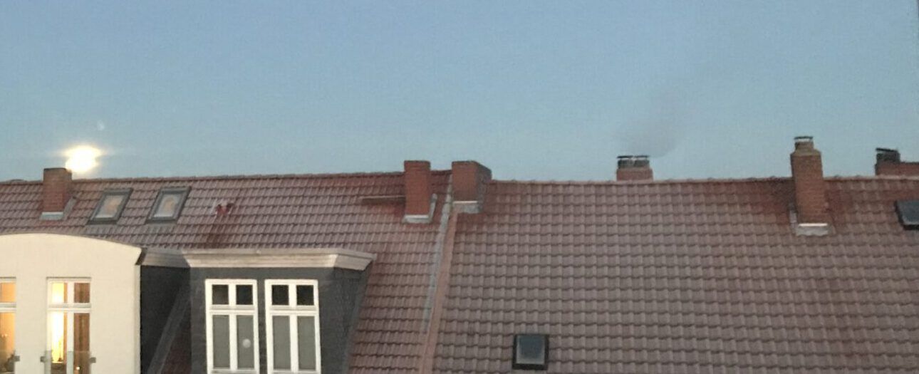 Rauch steigt vom Dach auf. Nachdenken über ein Friedenslied